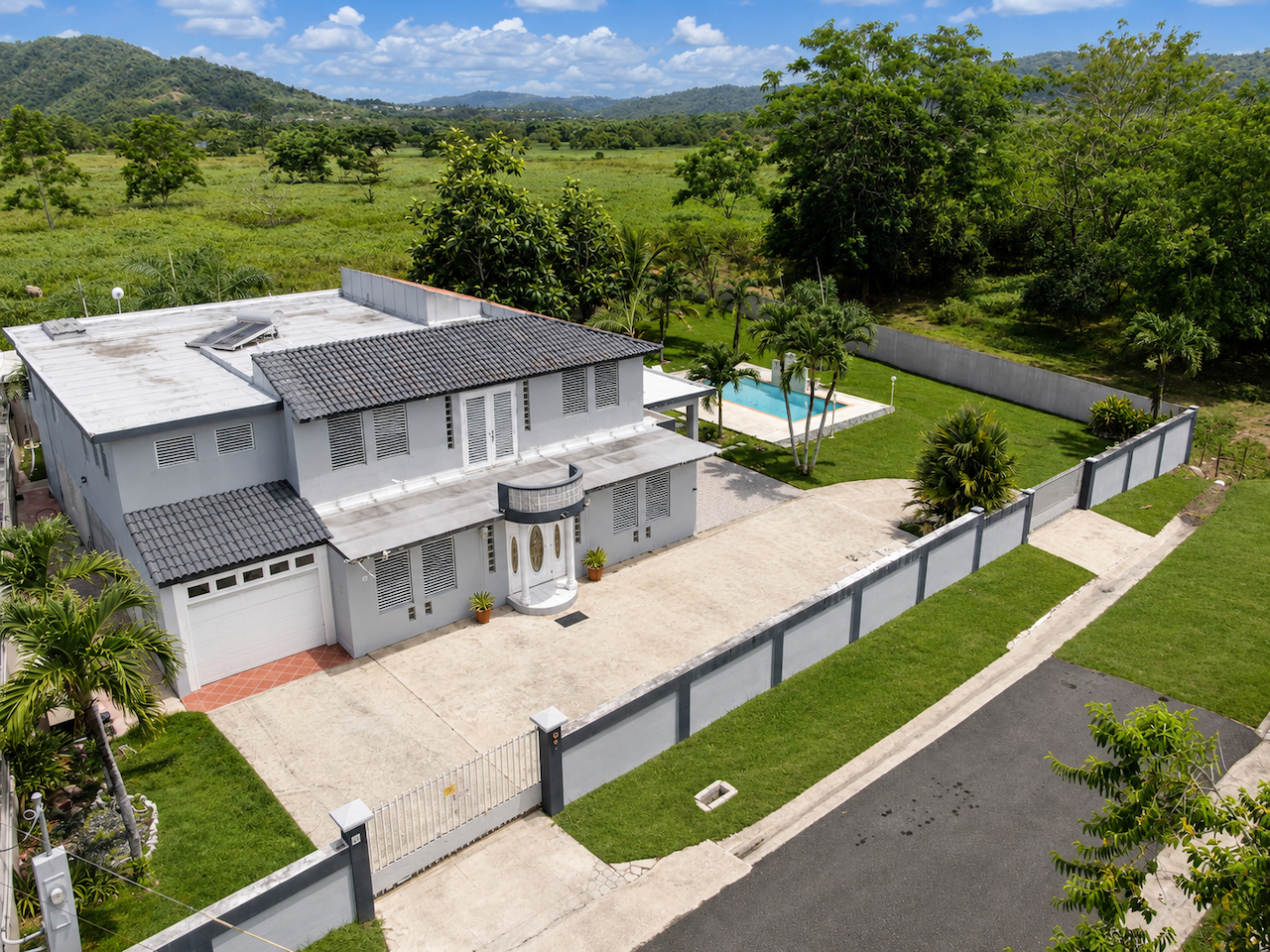 Propiedad con potencial multifamiliar en Urb. Santa Bárbara, Gurabo